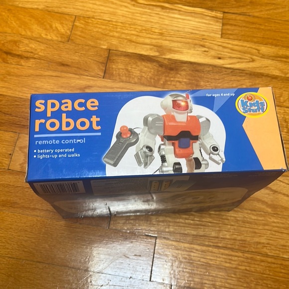 Kids Stuff - Space Robot with Light & Walks - Picture 7 of 9